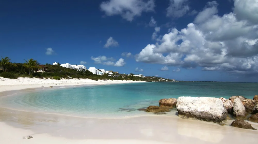White sand and turquoise sea in Turks and Caicos